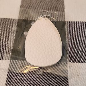NWT White Hypoallergenic Pebbled Leather Teardrop Earrings